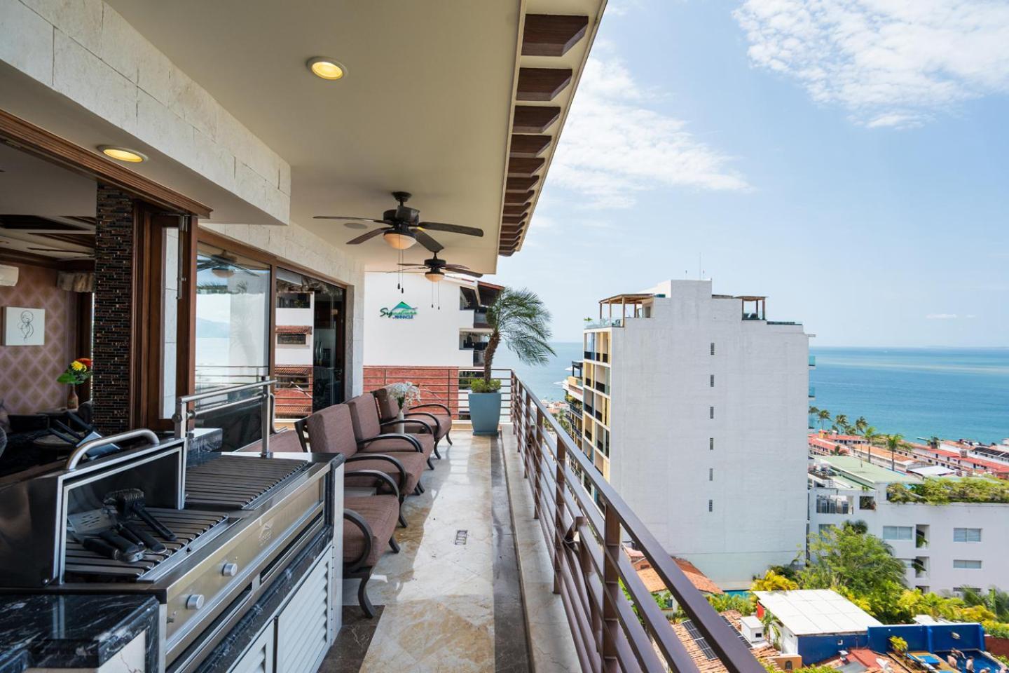 Pinnacle 220 Hotel 4*