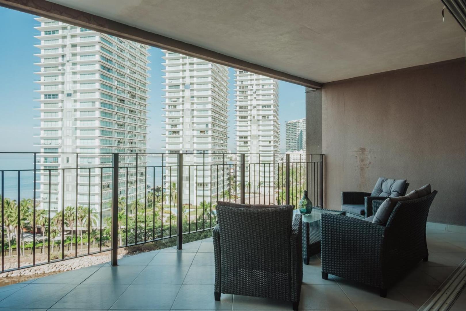Grand Venetian Beachfront Apartment