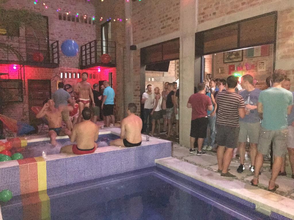 Pensión Piñata Pv Gay 3*