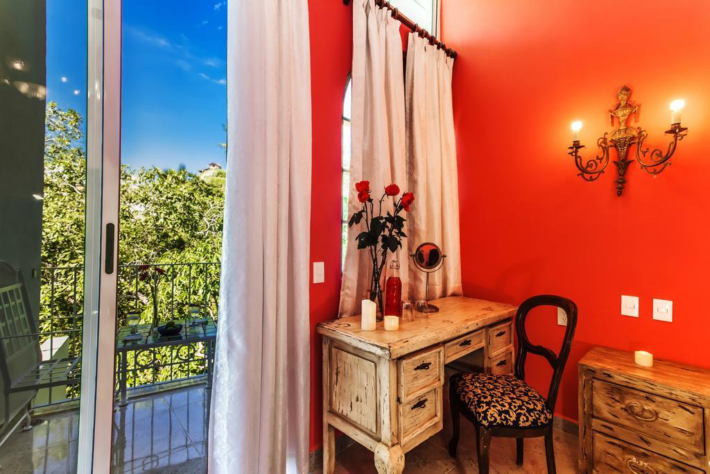 Garlands Del Rio Riverside Boutique