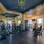 Luxury 4 Bedroom Condo Right Next To The Beach - Pools