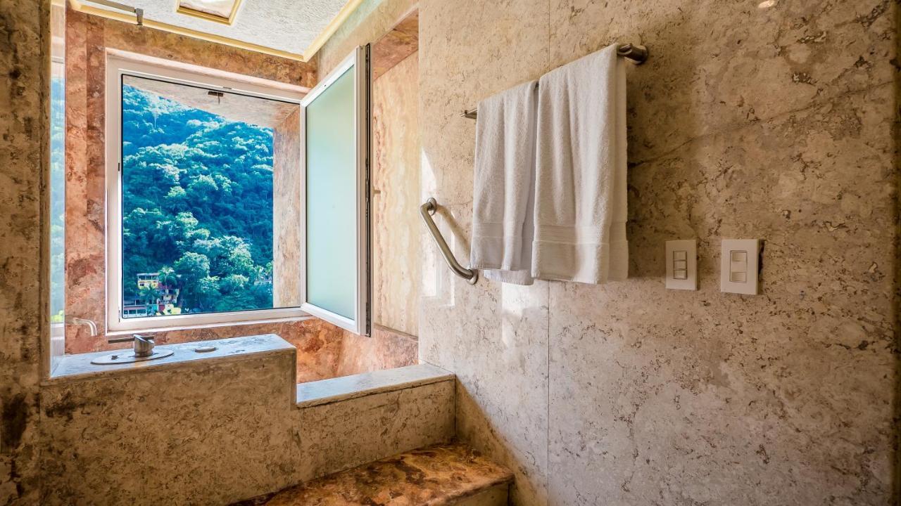 Luna With Two King Size Beds, With Walk Out Terrace Overlooking The Guest house