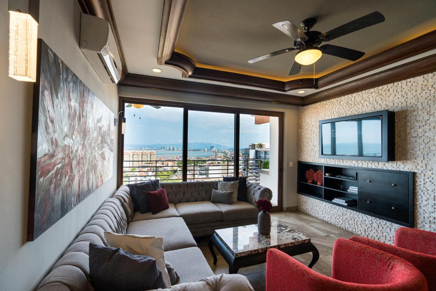 Pinnacle 220 Hotel