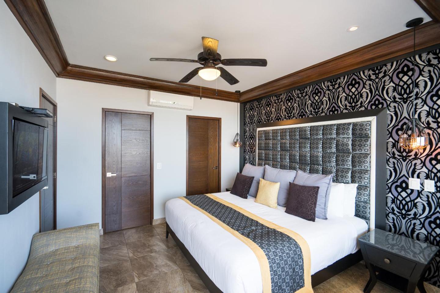Pinnacle 220 Hotel Puerto Vallarta