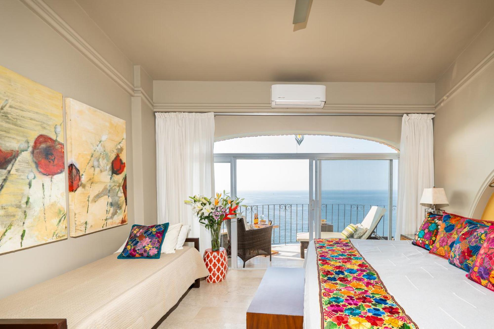 Ocean Front Penthouse Newly Renovated, Sleeps 6, Casa Agua, Girasol Apartamento