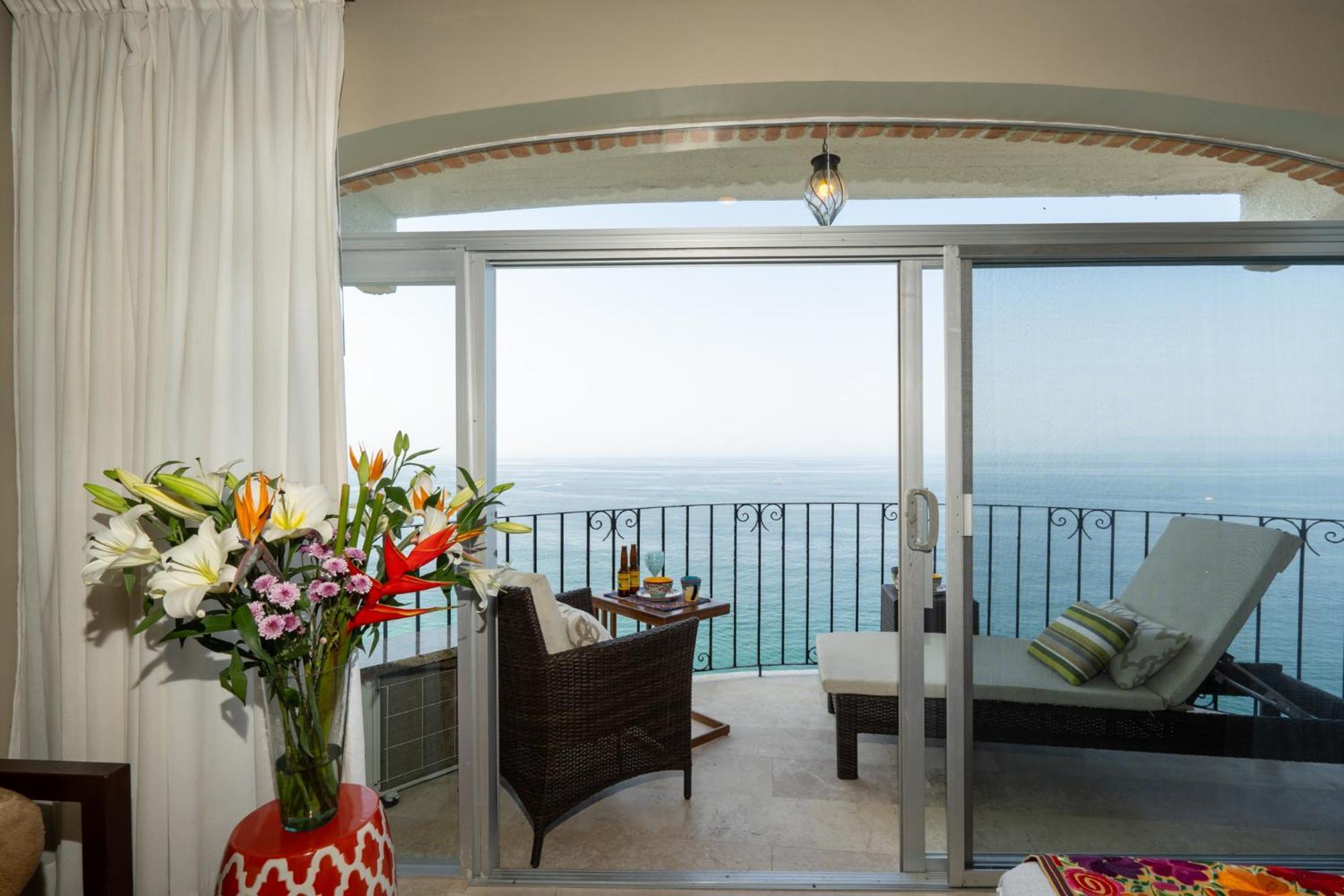 Ocean Front Penthouse Newly Renovated, Sleeps 6, Casa Agua, Girasol Apartamento *