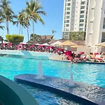 Beautiful Ocean View, Pool & Beach!