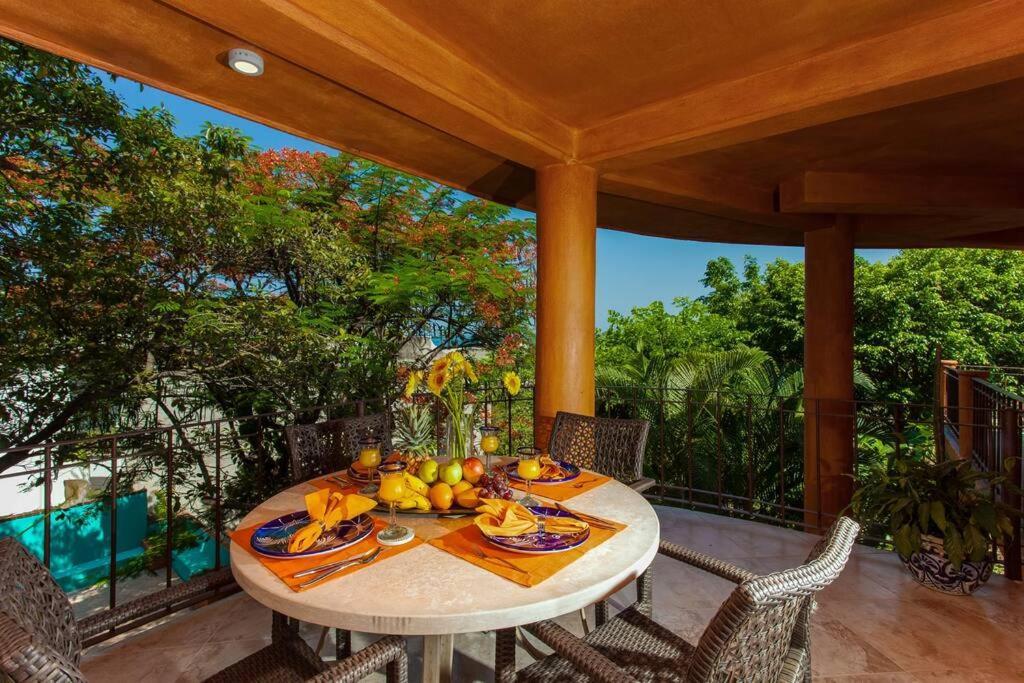 Villa Orange Sunsets, Lush Landscape, Intown, Privacy *