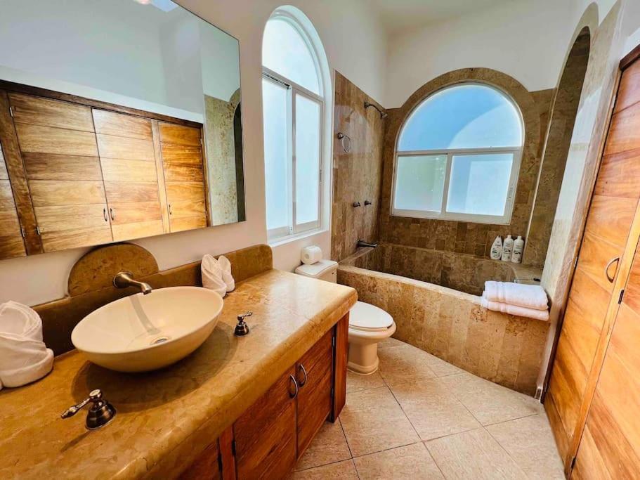 Martha Garza Blanca - Heated Pool, Chef & Full Staff Included Villa *