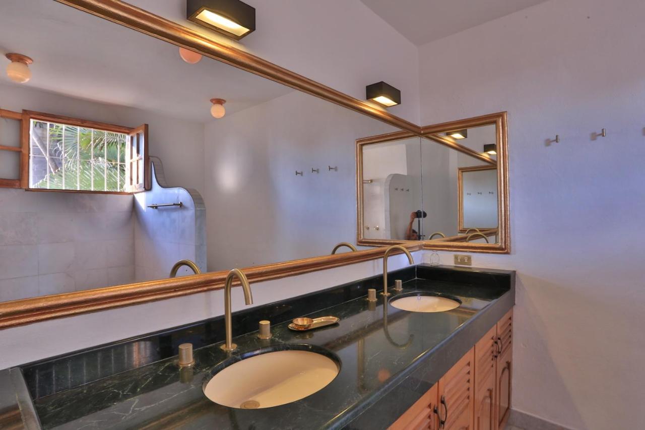 La Del Sol - Pool & And Staff Bed and breakfast *