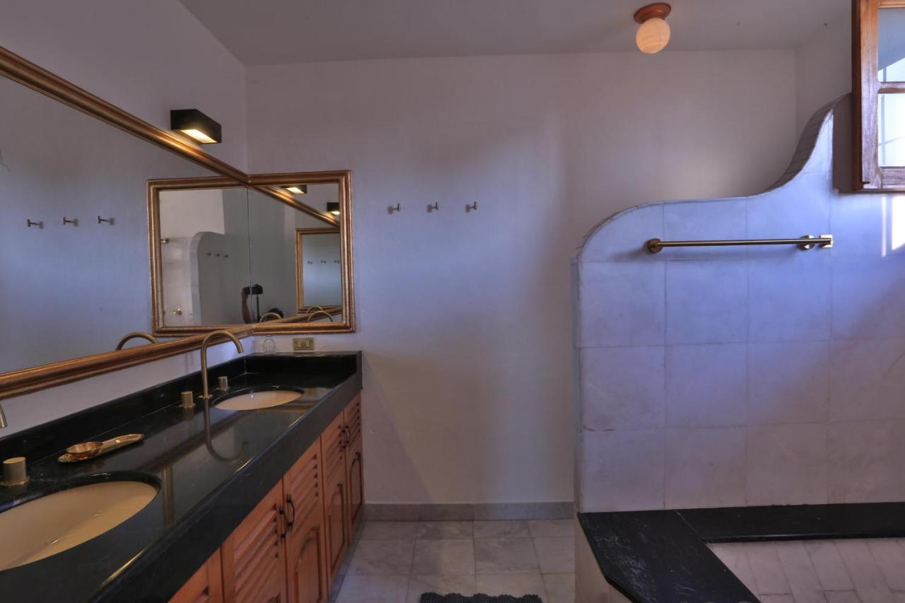 La Del Sol - Pool & And Staff Bed and breakfast *