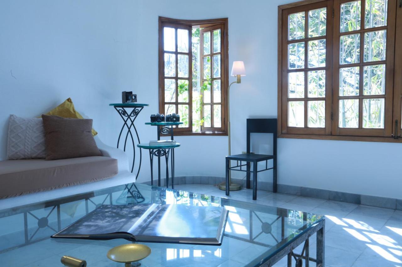 La Del Sol - Pool & And Staff Bed and breakfast