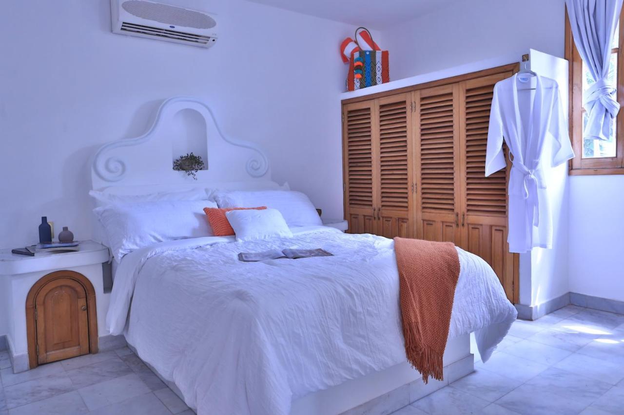 Bed and breakfast La Del Sol - Pool & And Staff *