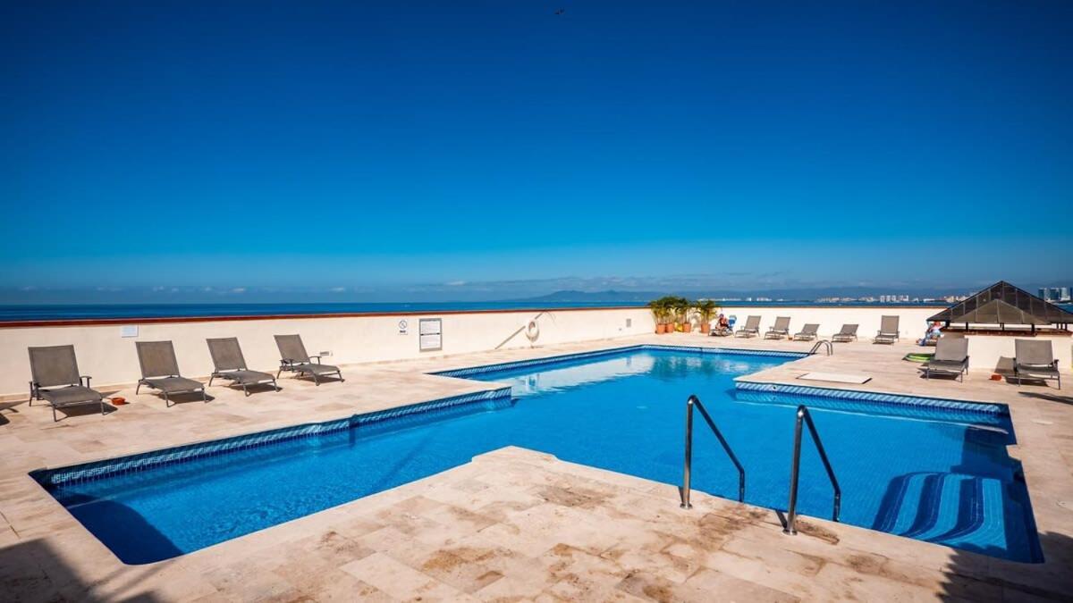 Ocean View 2br Condo-balcony-beach-pool Apartamento