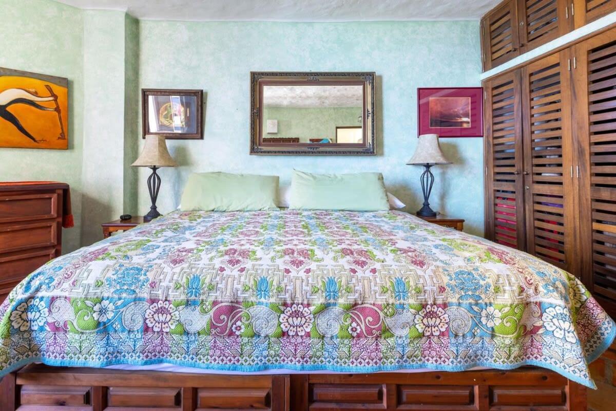 Ocean View 2br Condo-balcony-beach-pool Apartment