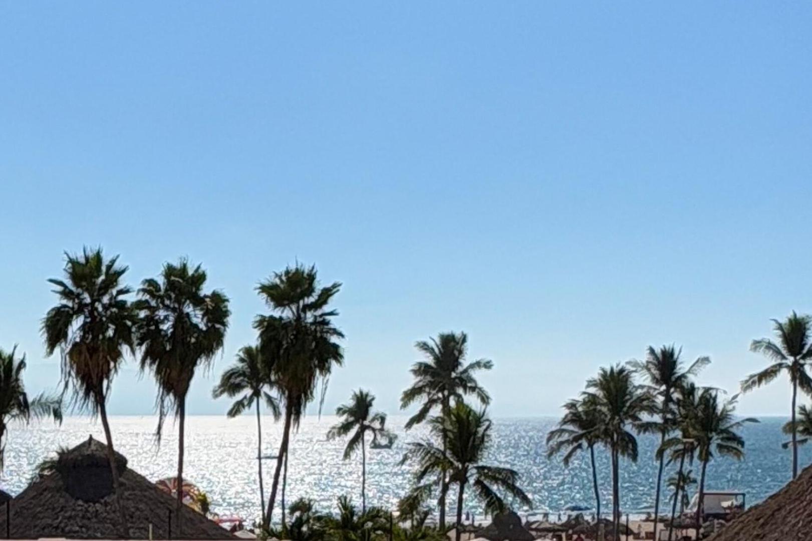 Holiday home Oceanfront: Views & Amenities!