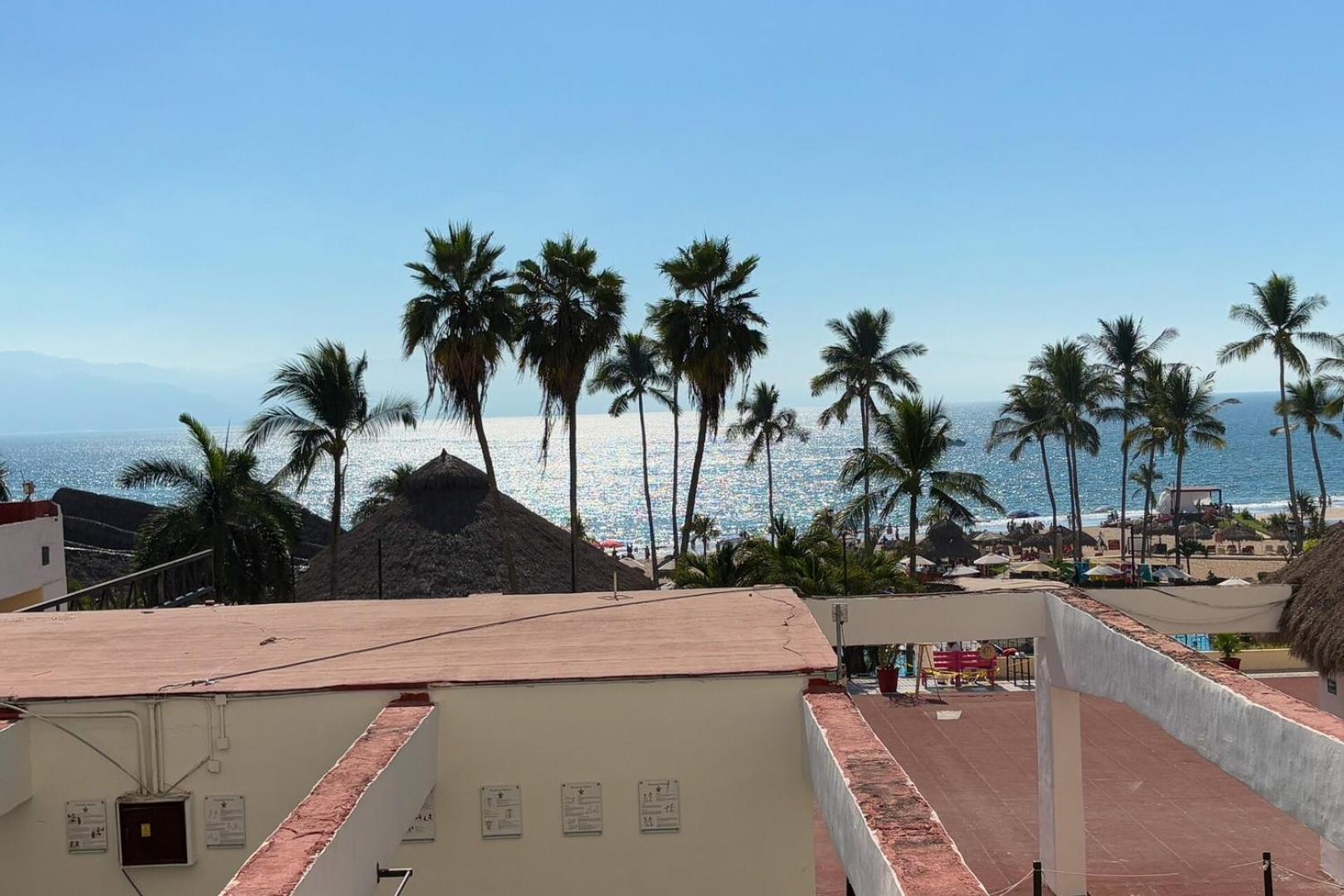 Holiday home Oceanfront: Views & Amenities!