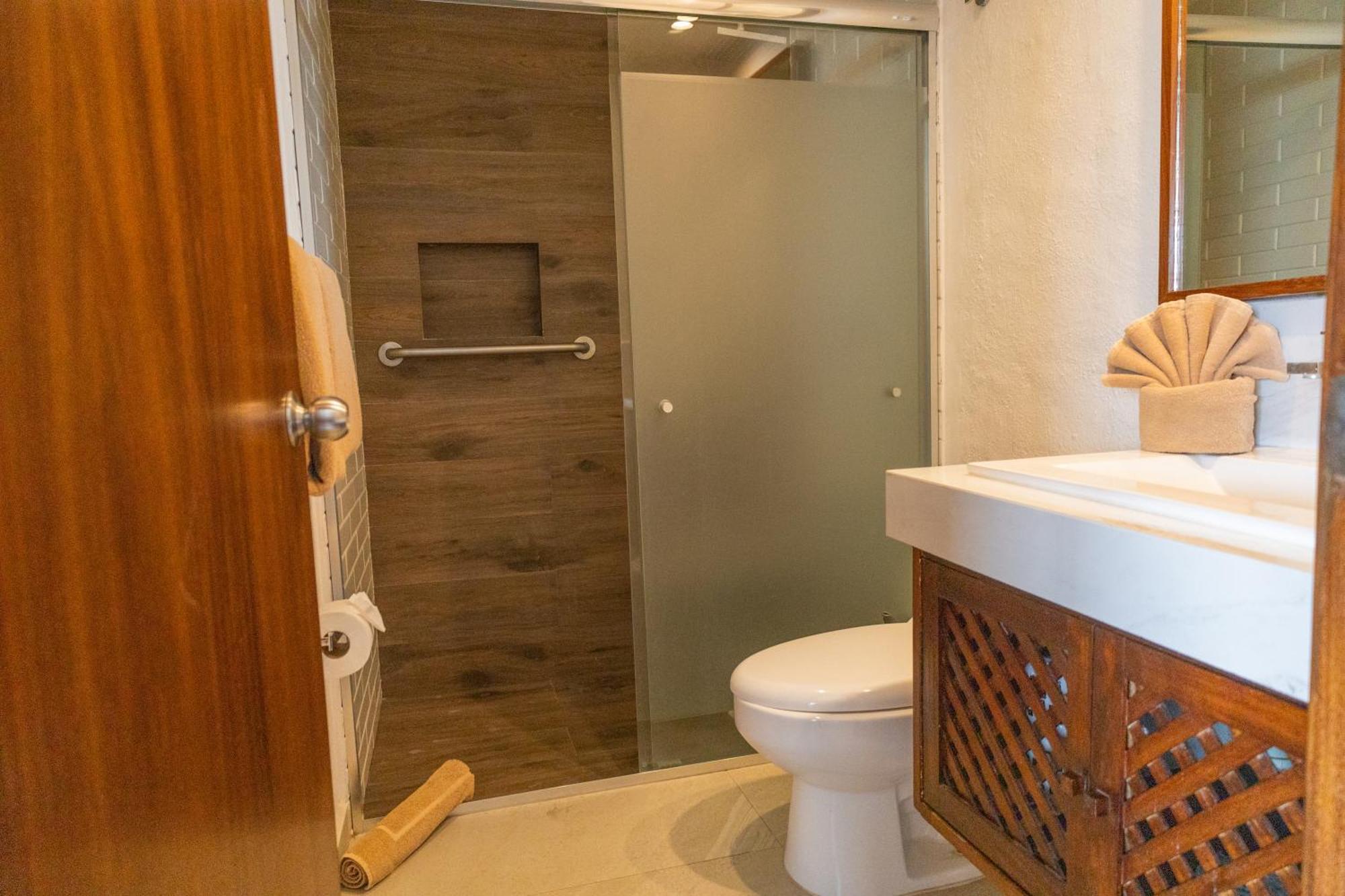 Tules 501 One Bedroom With Ocean Views And Lush Palm Gardens