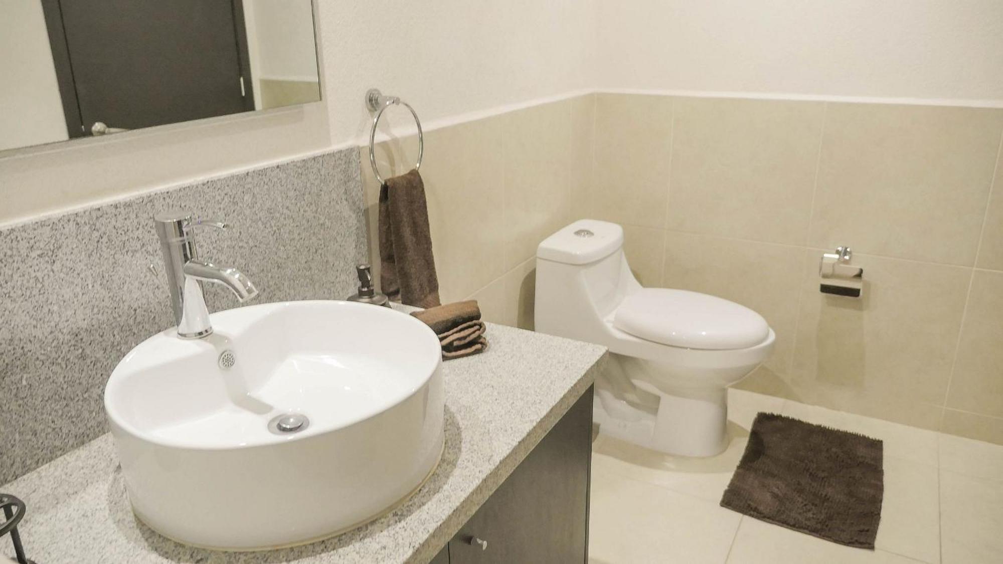 2condo With Balcony Sharing - Outstanding! Apartamento