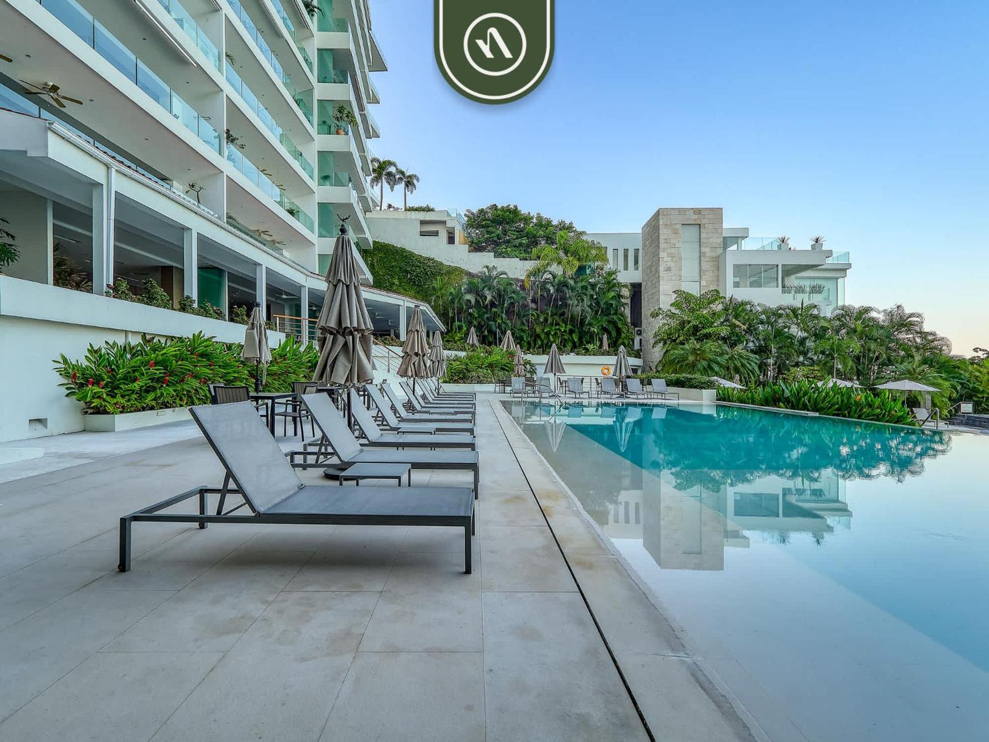 Luxury 3 Bedroom - Beachfront - Multiple Pools Apartment *