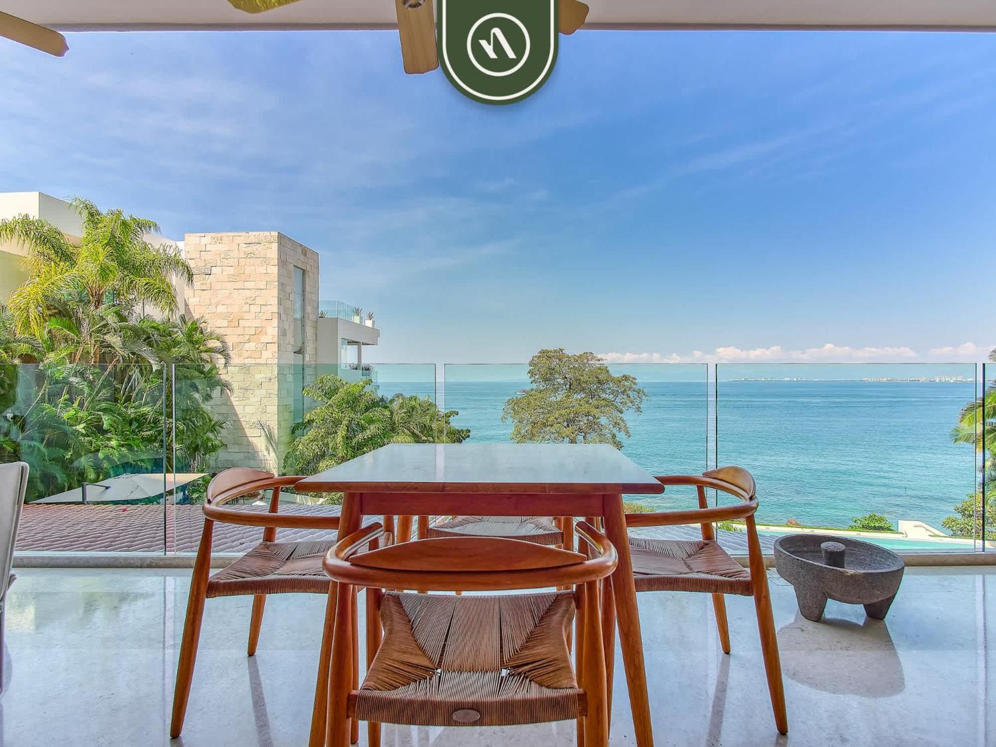 Luxury 3 Bedroom - Beachfront - Multiple Pools *