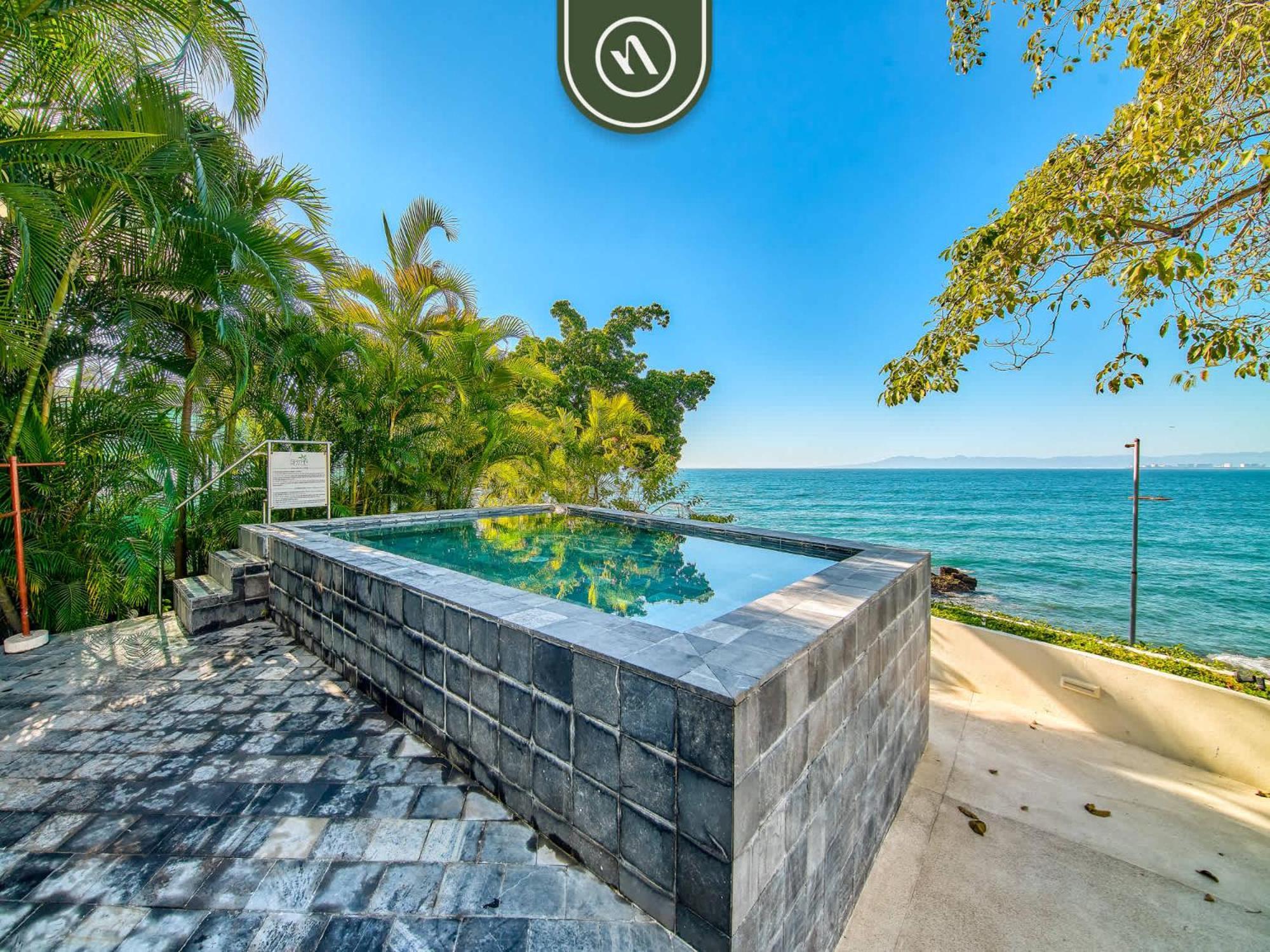 Luxury 3 Bedroom - Beachfront - Multiple Pools Apartment *