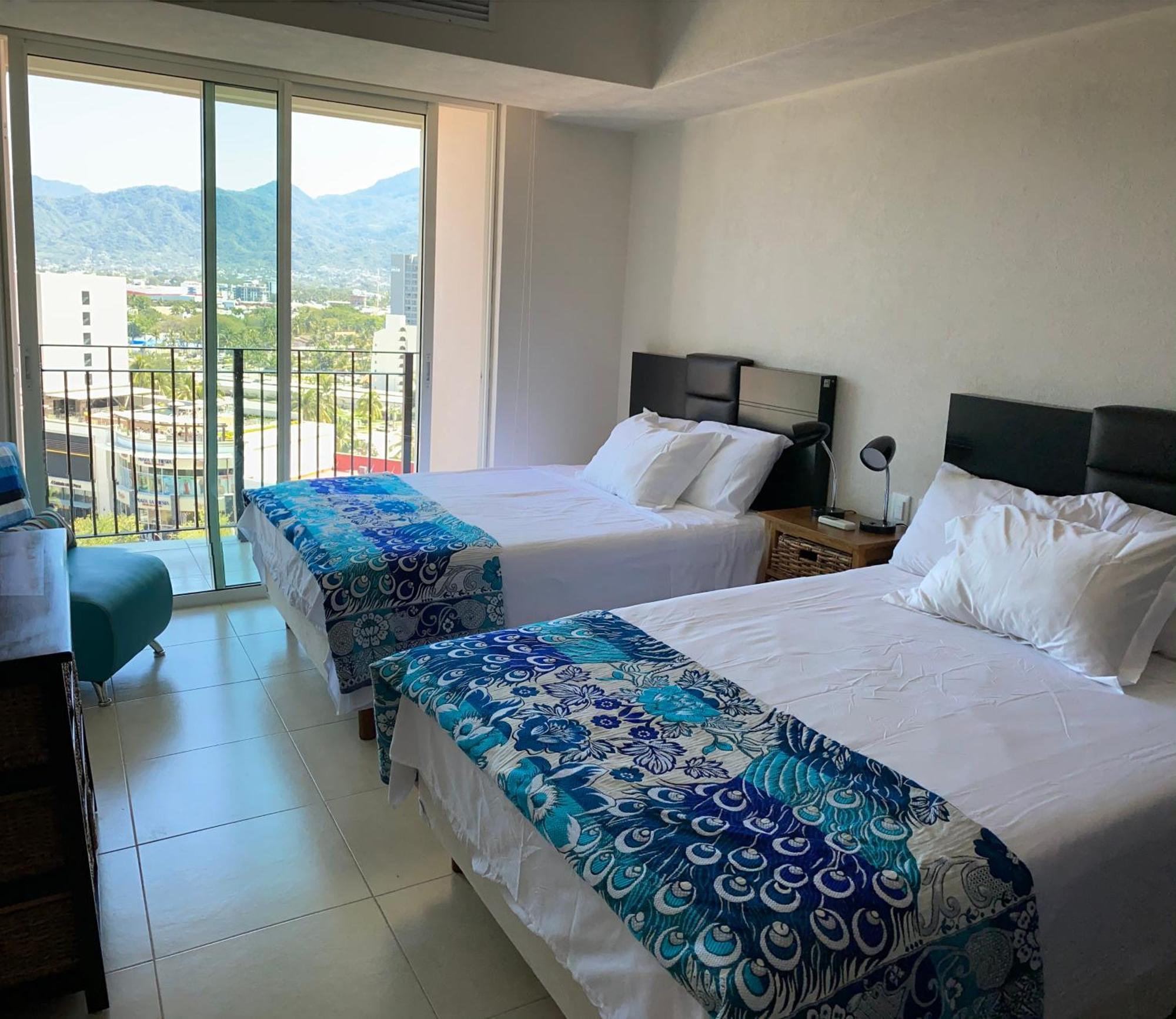 Ocean Front Grand Venetian Corner Apartment *
