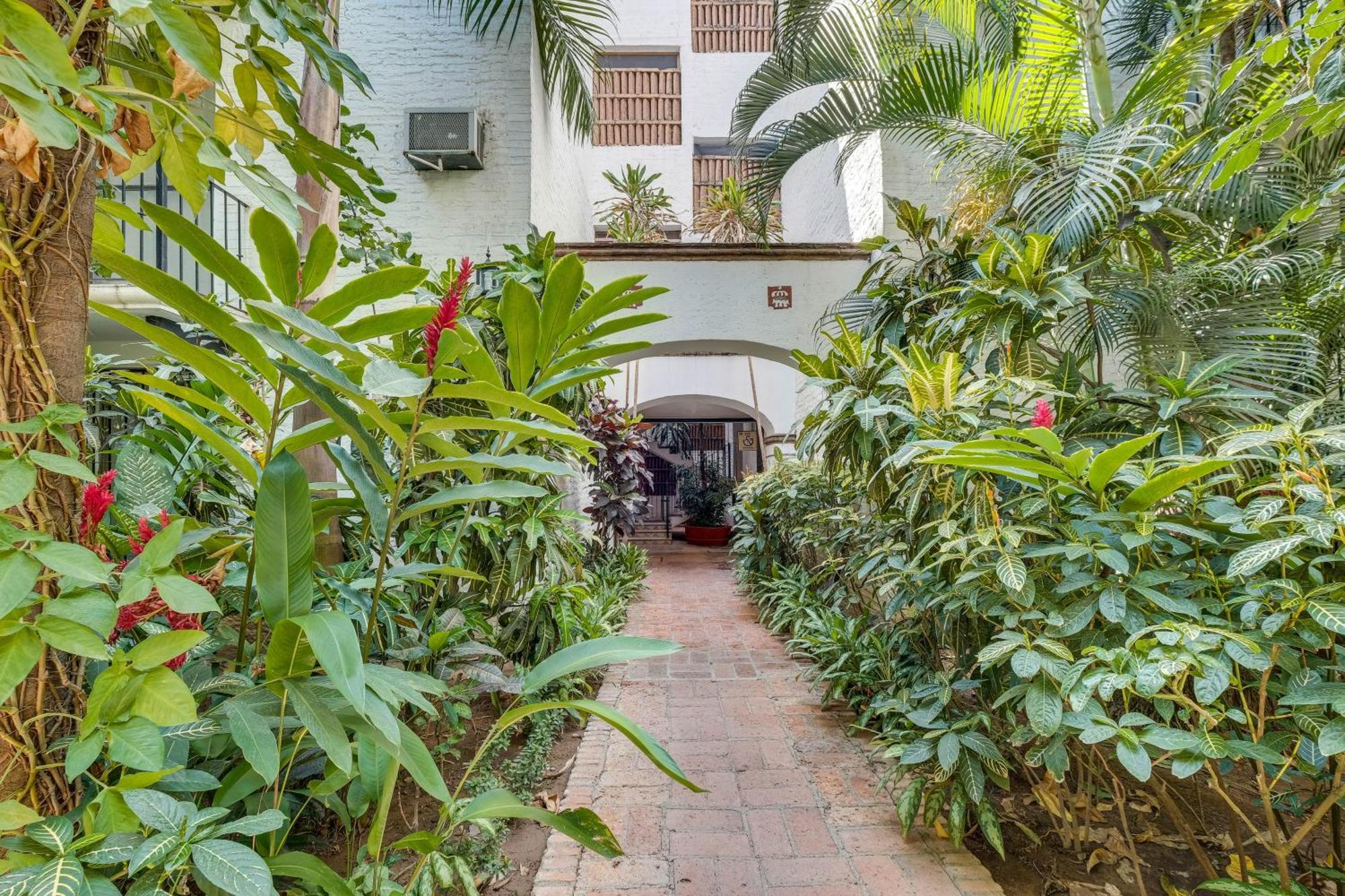 Hideaway With Balcony And Pool! Apartamento *