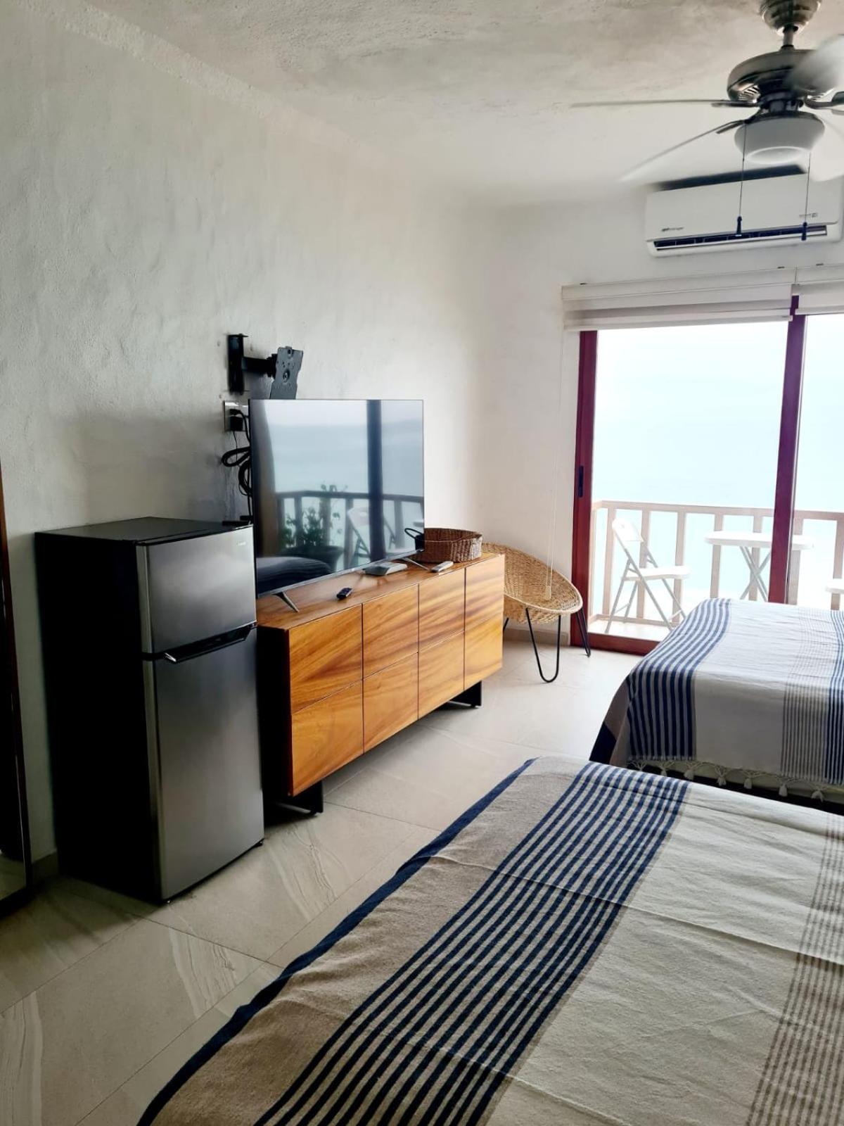Tules 12-502 Hotel *